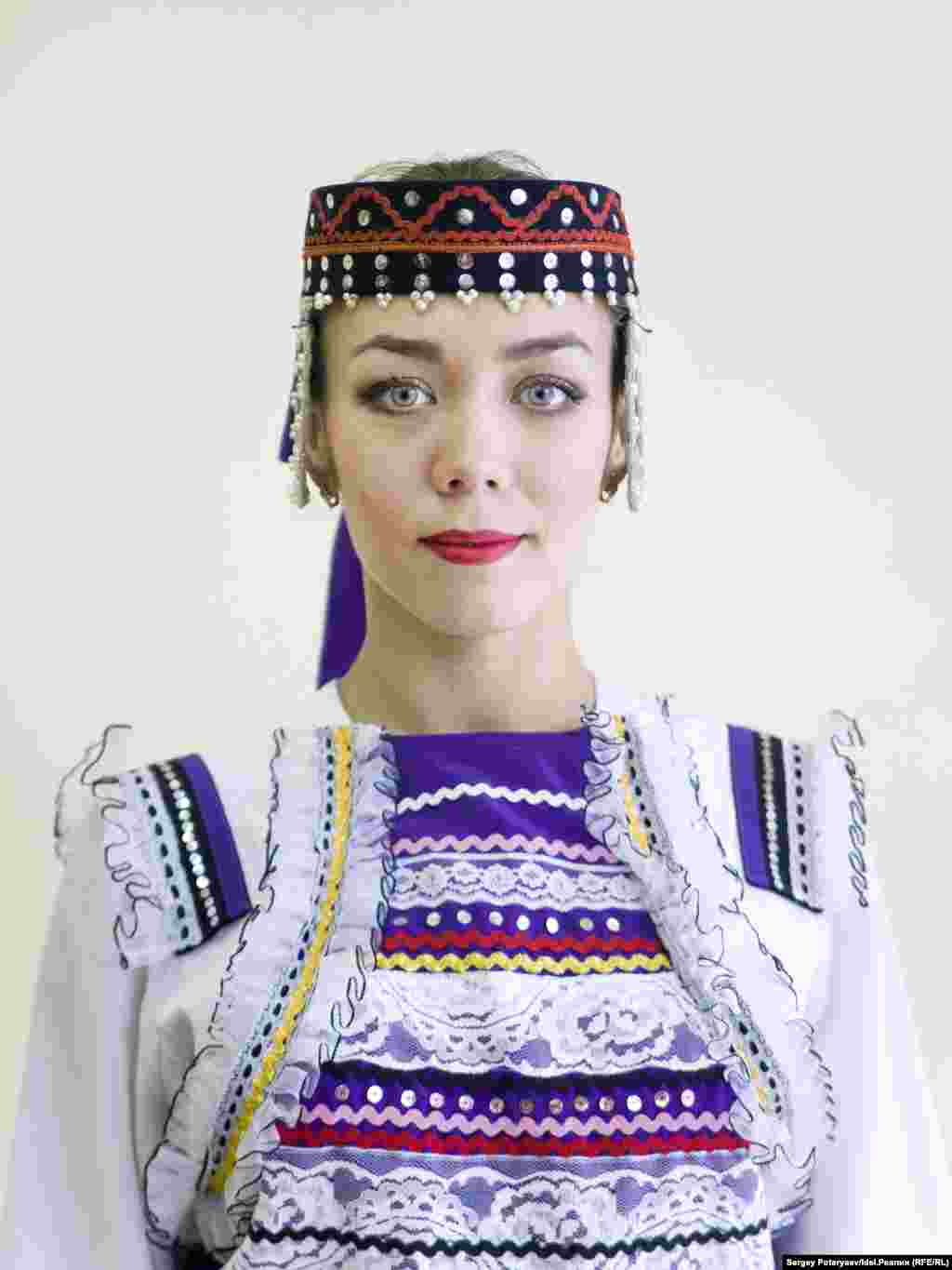 Давыдова Света, 24 года, студентка и артистка балета "У меня мама мари. По-марийски я понимаю, но почти не говорю. Сейчас я не хожу в священные рощи, хотя и была там несколько раз. Есть чувство, что это мне близко, но все времени нет. В Чувашии представлялась как мари, тут в Марий Эл – наоборот. Хотя признаюсь, древняя история народа склоняет меня к тому, что внутри себя ощущаю больше марийкой. В лесу хочется тактильно ощущать его, прикасаться. Особенно перед важными событиями в жизни".