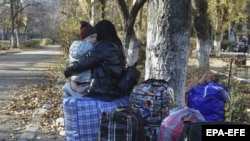 Люди, вывезенные из Херсонской области, прибывают в пункт временного размещения в аннексированном Крыму, 14 ноября 2022 года.