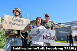 Акція біля посольства США за звільнення людей, утримуваних у російському полоні, в день зустрічі Путіна та Трампа на Алясці. Київ, 15 серпня 2025 року