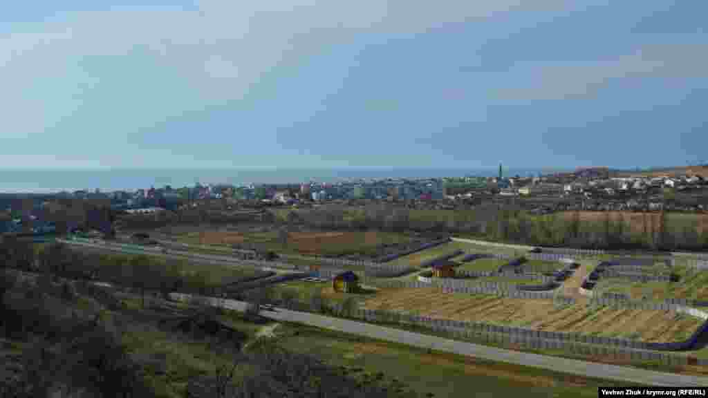 На місці командних пунктів батареї і 95-ї стрілецької дивізії зараз – адміністративна будівля. Неподалік – пам'ятник загиблим воїнам, увінчаний безкозиркою