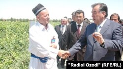 Боздиди Эмомалӣ Раҳмон, раисиҷумҳури Тоҷикистон аз ноҳияҳои вилояти Суғд (Акс аз бойгонӣ).
