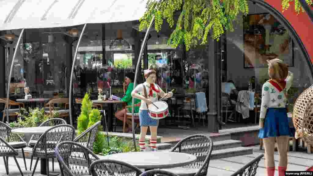 У кафе «Пионер»