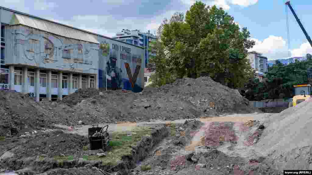 Перед тыльной стороной здания Ялтинской горадминистрации с марта 2022 года проводят капитальный ремонт Советской площади и Дома торговли