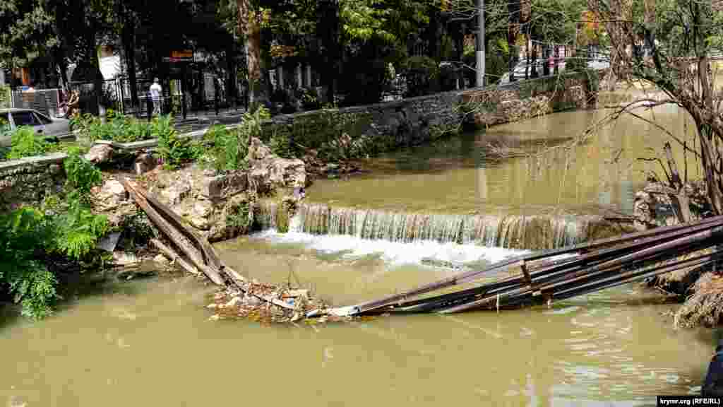На реке Дерекойка, которая течет вдоль улицы Киевской, до сих пор остались следы прошлогоднего наводнения