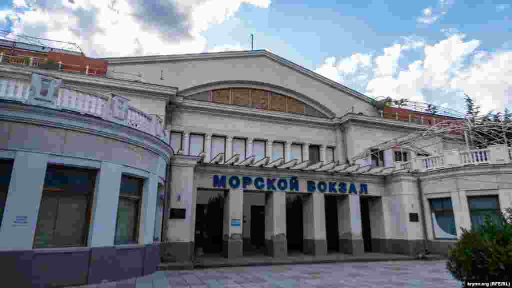 На улице Рузвельта – главный вход в здание морвокзала. Правда, его двери ныне под замком