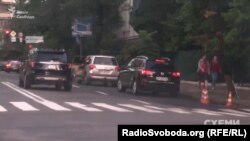 Того дня біля бокового заїзду до офісу президента чекали автівки охорони міністерського кортежу