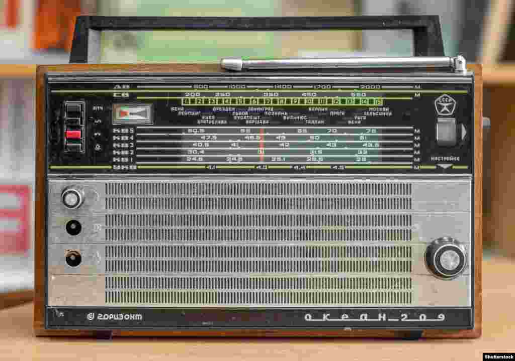 Один із радянських радіоприймачів «Океан-209», через який можна було слухати західні радіостанції, попри глушіння їх в СРСР
