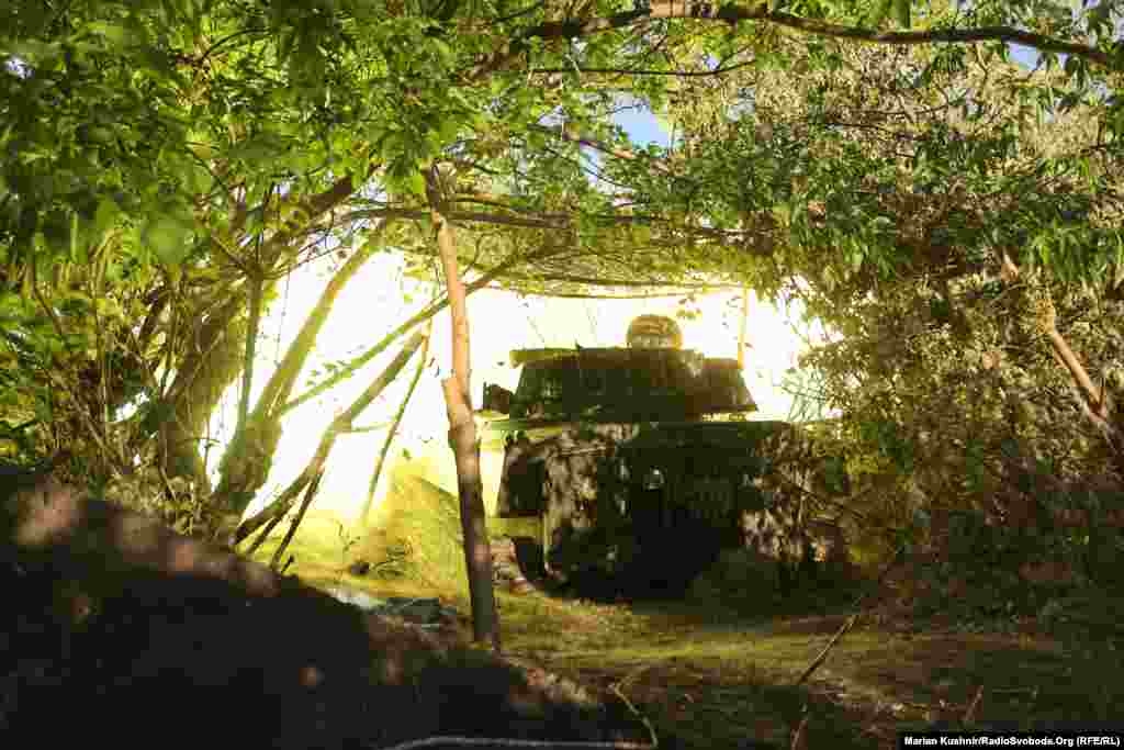 САУ працює по позиціях армії РФ. Крім нестачі снарядів, ще одна проблема бійців тут – російські FPV-дрони. Хоча снарядів у противника поменшало, дронів – стало більше. Але ЗСУ також активно застосовують БПЛА