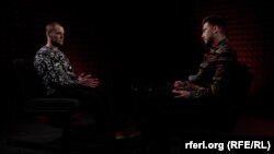 Cержант Національної гвардії України Андрій Старинщак (ліворуч) та журналіст Радіо Свобода Тарас Левченко під час інтерв’ю, 2024 рік