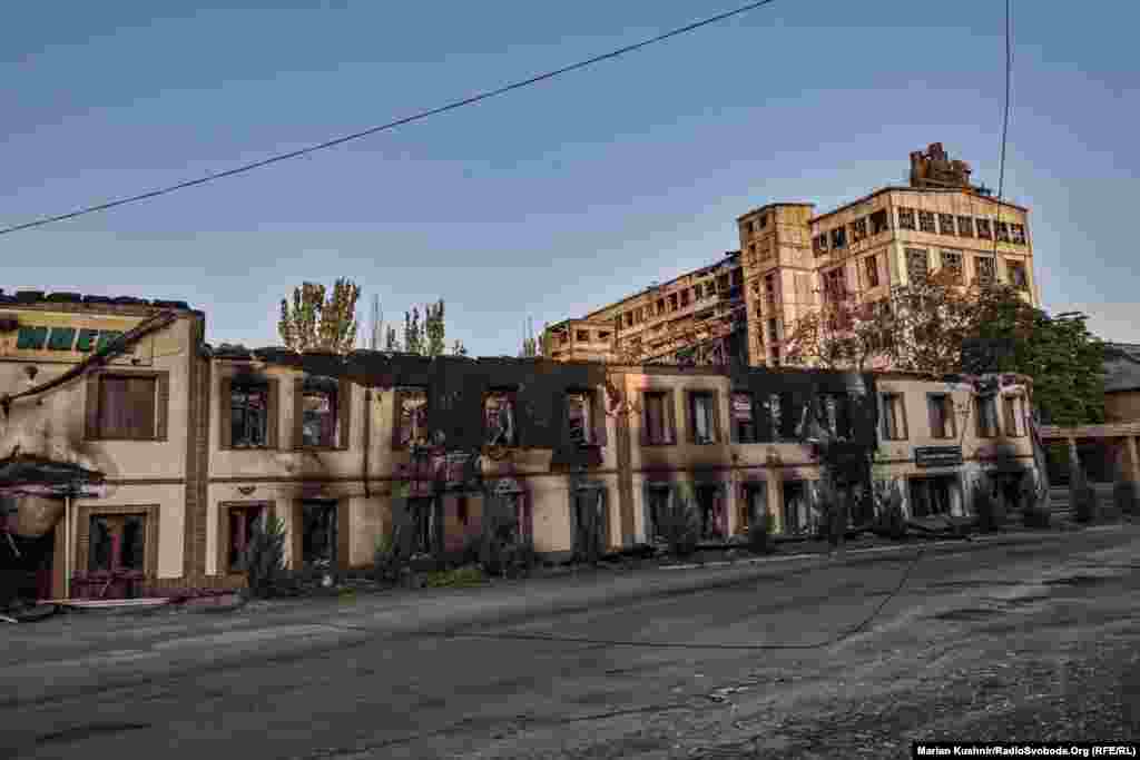 Вулиця Торецька, липень 2024 року. Щодо міста, то пересуватися ним рекомендовано в темну пору доби, адже вдень будь-який рух засікають та ціль намагаються знищити дронами-камікадзе. Хоч такі ризики існують і вночі, проте вони менші, аніж вдень  