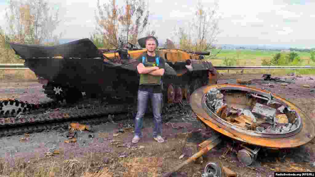 Російсько-українська війна. Журналіст Радіо Свобода Левко Стек біля знищеної українськими військовими бойової машини десанту (БМД) російських гібридних сил. Неподалік від міста Слов’янська на Донеччині, липень 2014 року