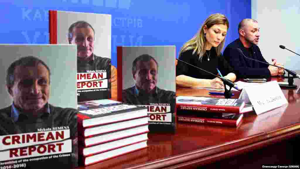 Керівник проєкту Радіо Свобода «Крим.Реалії» Володимир Притула і перший заступник міністра інформаційної політики України Еміне Джапарова під час презентації книги «Кримський репортаж» (хроніки окупації Криму 2014–2016) журналіста Миколи Семени, засудженого в окупованому Криму. Київ, 7 лютого 2019 року