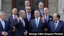 Președintele PPE, Manfred Weber, s-a întâlnit cu liderii PNL înaintea congresului popularilor. Le-a cerut candidați competenți și puternici la alegerile europene. Pe lista comună vor fi însă și candidații PSD, și cei ai PULS, partidul lui Dan Voiculescu.