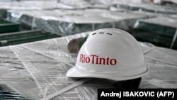 Zaštitni šlem sa logom "Rio Tinto" u skladištu kompanije Rio Tinto u Loznici na zapadu Srbije 5. aprila 2024.