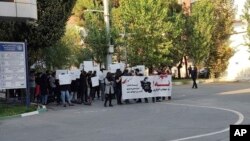 تجمع دانشجویان دانشگاه شریف در اعتراضات ۱۴۰۱ با شعارنوشتههای اعتراضی به حجاب اجباری و یادبود مهسا امینی