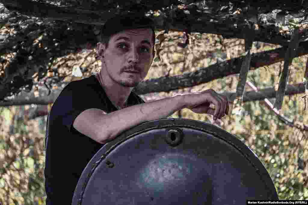 На фото – артилерист Андрій. За його словами, цей напрямок «максимально гарячий», і робота може бути кожну годину. Зараз, каже, ймовірно стріляли по бліндажу або базі окупаційних військ