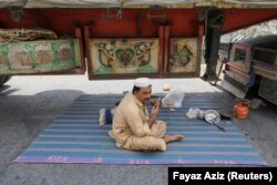 د تورخم لارې تړل کېدو له کبله دواړه غاړې ته په سلګونه ګاډي ولارې دي. پخوانی انځور