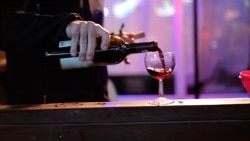 #Dependențe | Paharul de alcool care îneacă necazurile. Povestea unei dependențe care se poate naște în copilărie #Dependențe | Paharul de alcool care îneacă necazurile. Povestea unei dependențe care se poate naște în copilărie