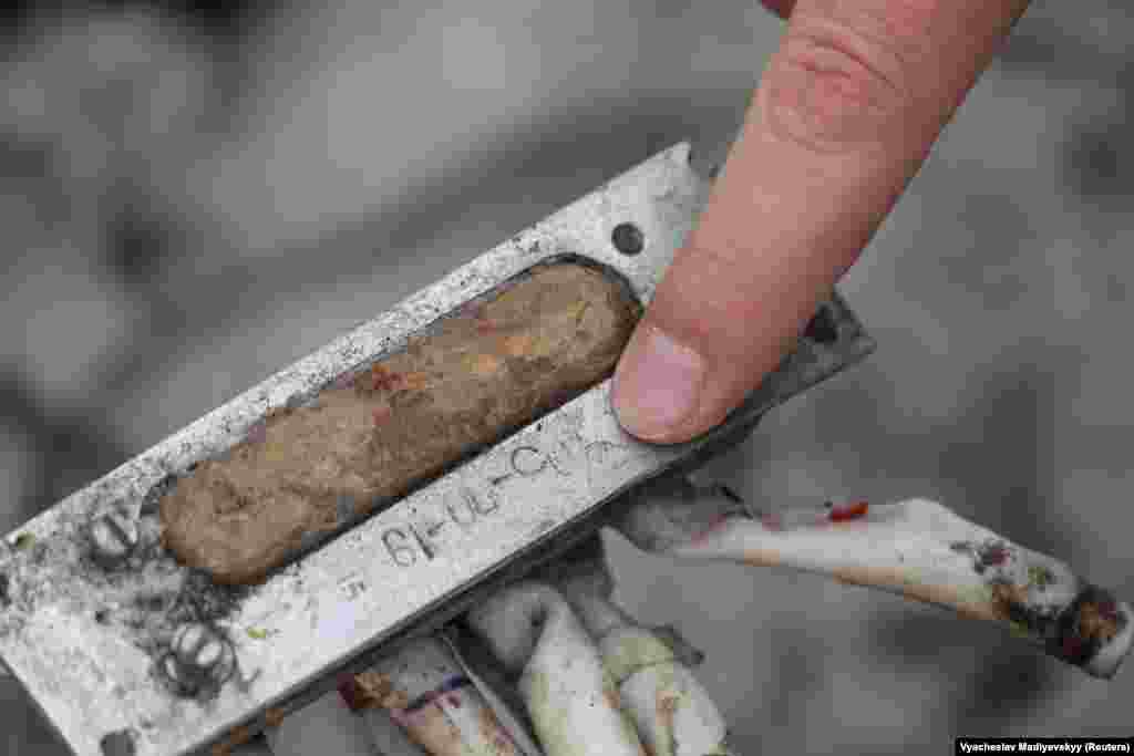 Чубенко показує нанесений на ракету напис: він не схожий ні на кирилицю, ні на латиницю. Нещодавно Міноборони Великої Британії з посиланням на дані своєї розвідки заявляло, що Північна Корея може стати одним із найважливіших постачальників зброї для Росії поряд з Іраном і Білоруссю. У британській розвідці зауважували, що майже напевно північнокорейські боєприпаси вже потрапили на склади у західній Росії. Перед цим США заявили, що впродовж останніх тижнів Північна Корея доставила до Росії понад 1000 контейнерів військового обладнання і боєприпасів. Кремль заявив, що США не мають доказів того, що зброя постачалася. Вашингтонські аналітики з Beyond Parallel публікували супутникові зображення із збільшенням руху поїздів уздовж кордону Росії з Північною Кореєю. 