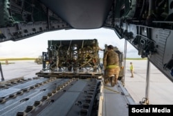 Transportul unor cutii cu ajutor militar pentru Ucraina (imagine de arhivă).