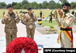 د پاکستان د پوځ مشر د مې پر ۱۷مه په سیالکوټ کې د پوځ د وژل شویو سرتېرو پر څلي ګلان کښېښودل او دوعا یې وکړه.