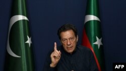 عمران خان د مې پر ۱۸مه له خپل کوره له اژانس فرانس پرېس سره د مرکې پر مهال.