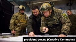 Передній план, зліва направо: президент України Володимир Зеленський та головнокомандувач Збройних сил України Олександр Сирський