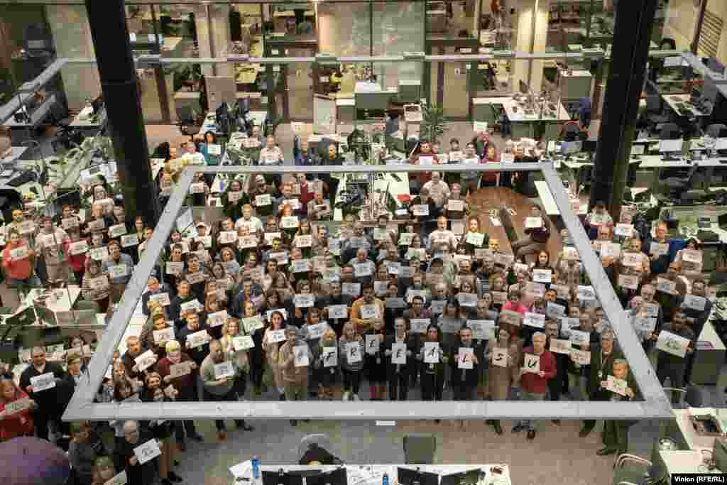 Personalul RFE/RL din actualul sediu din Praga militează pentru eliberarea colegei lor Alsu Kurmasheva dintr-o închisoare rusească în 2023.La 75 de ani de la înființarea sa, RFE/RL luptă în prezent împotriva eforturilor Casei Albe de a închide organizația.