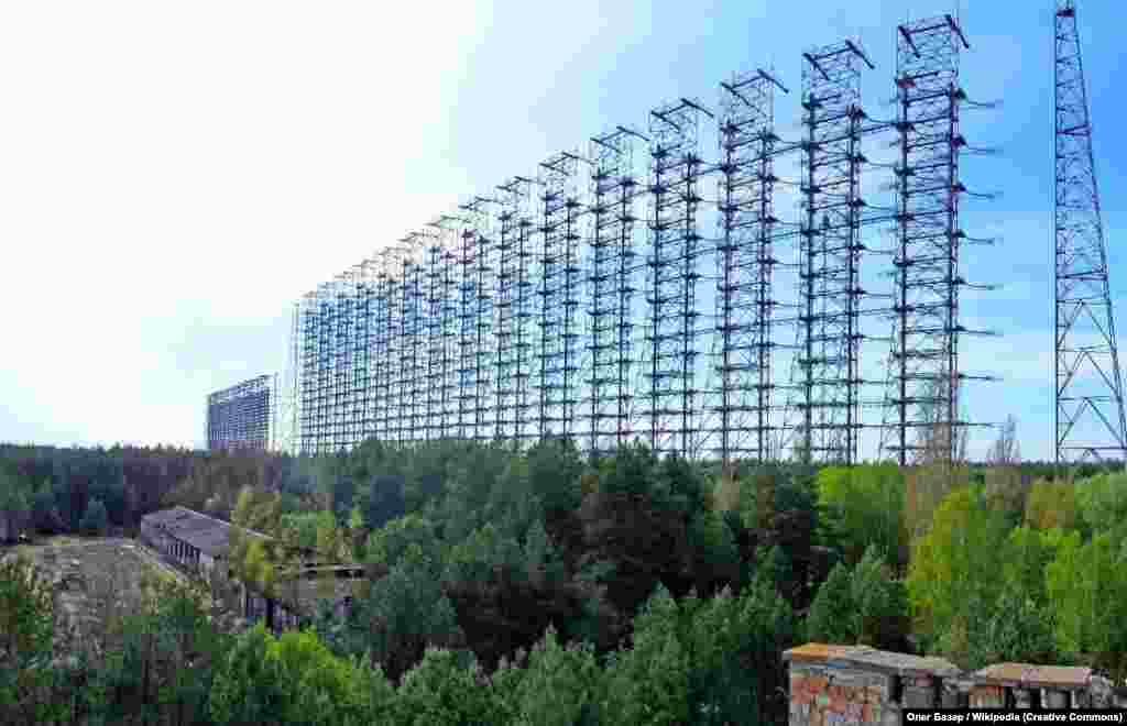 Радіолокаційна станція «Дуга» біля Чорнобиля – артефакт Холодної війни між СРСР та Заходом. До аварії на ЧАЕС споруда встигла попрацювати в тестовому режимі. Її призначення: виявлення запусків міжконтинентальних балістичних ракет, а також глушіння радіосигналів у Європі. В СРСР намагалися глушити сигнал Радіо Свобода та низки інших західних радіостанцій аж до грудня 1988 року