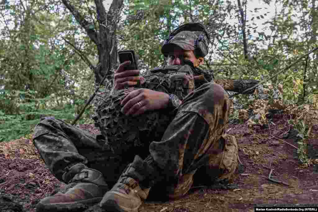 «Кажуть, а де ж та артилерія? Ось ми, тут, прикриваємо піхоту», – так сказали артилеристи гармати L119 воєнному кореспондентові Радіо Свобода. Околиці Торецька, Донеччина, липень 2024 року