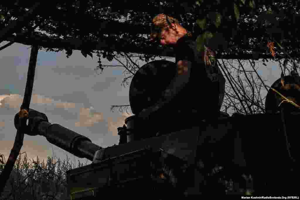 Артилерист Андрій сидить на башті «Гвоздики» після роботи по цілі. Чи вдалося її вразити, бійці дізнаються після розвідки