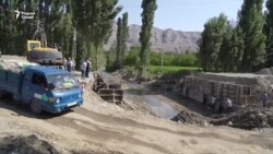 Дар Исфара пули вайронаро бозсозӣ мекунад Дар Исфара пули вайронаро бозсозӣ мекунад