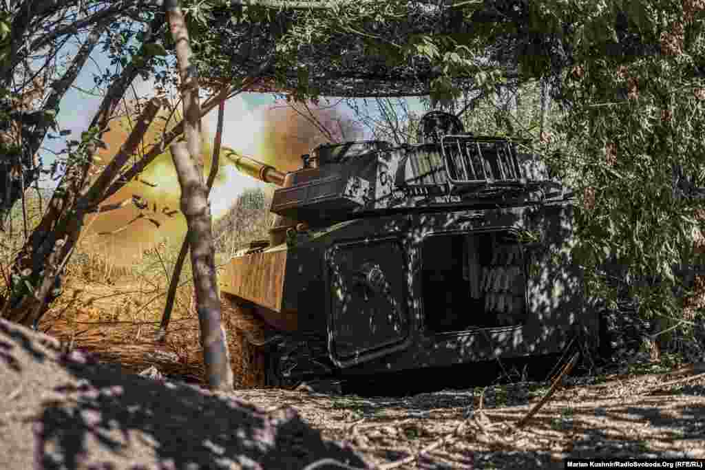 Артилеристи 24-ї окремої механізованої бригади під Часовим Яром працюють на радянській САУ 2С1 «Гвоздика». На фото – найвідповідальніший момент їхньої роботи – постріл. Бійці кажуть, снаряди в них «на вагу золота». Тому доводиться обмежувати кількість спроб влучити у ціль