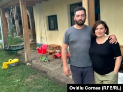Ursula Radu-Fernolend, dintr-o familie de sași din Viscri și soțul ei, Cristian Radu, consilier local, s-au mutat permanent în satul brașovean, atunci când a început pandemia.