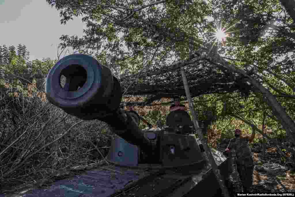 Ефективність роботи бійців прив'язана до кількості снарядів: Андрій каже, вони можуть працювати з ранку до вечора, якщо є чим. За його інформацією, зараз російські війська також застосовують менше боєприпасів, але паритету все одно немає – у бійців ЗСУ на цьому напрямку можливостей менше