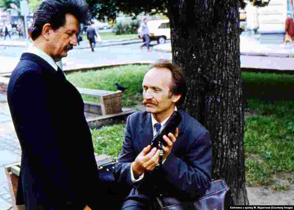 Дисиденти і колишні політв'язні Михайло Горинь і В’ячеслав Чорновіл слухають у Львові Радіо Свобода, 1989 рік