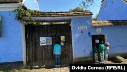 Adresa celebrei case albastre din Viscri a fundației Regelui Charles, aflată la numărul 163, va fi schimbată: va fi strada Lungă numărul 3, conform celor mai recente modificări adoptate de Primăria Bunești.