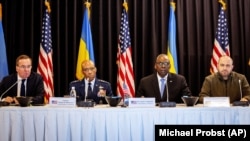 Від правого боку: міністр оборони України Рустем Умеров, міністр оборони США Ллойд Остін, генерал Чарльз Браун і міністр оборони Німеччини Борис Пісторіус під час зустрічі у форматі Rammstein. 19 березня 2024 року