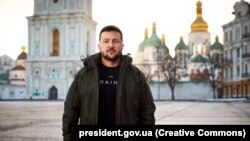 Президент України Володимир Зеленський на Софійській площі у Києві під час привітання українців із Днем Соборності України. Січень 2024 року