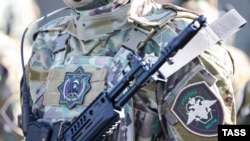 Чеченский военный на церемонии в честь создания батальона им. Шейха Мансура. Гудермес, 11 ноября 2023 года