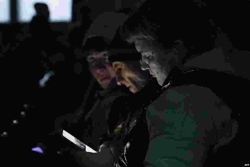 Родственники шахтеров проверяют сообщения на мобильных телефонах во время продолжающейся спасательной операции на шахте имени Костенко в Караганде. В ночь на 28 октября 2023 года на шахте произошел взрыв и начался пожар. 46 шахтеров погибли, 20 человек были ранены. Причина пожара – взрыв метана. Власти Казахстана впоследствии национализировали шахту. Караганда, 28 октября 2023 года