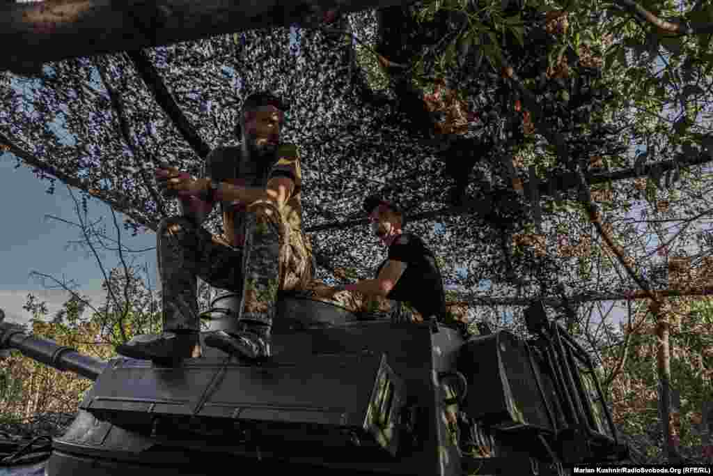 Артилеристи на САУ 2С1 «Гвоздика». Екіпаж установки складається з чотирьох людей