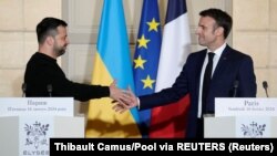 Президент України Володимир Зеленський і президент Франції Емманюель Макрон (праворуч). Париж, 16 лютого 2024 року