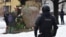 Сотрудники ОМОНа у памятника жертвам политических репрессий, куда приходят, чтобы возложить цветы Алексею Навальному в Санкт-Петербурге