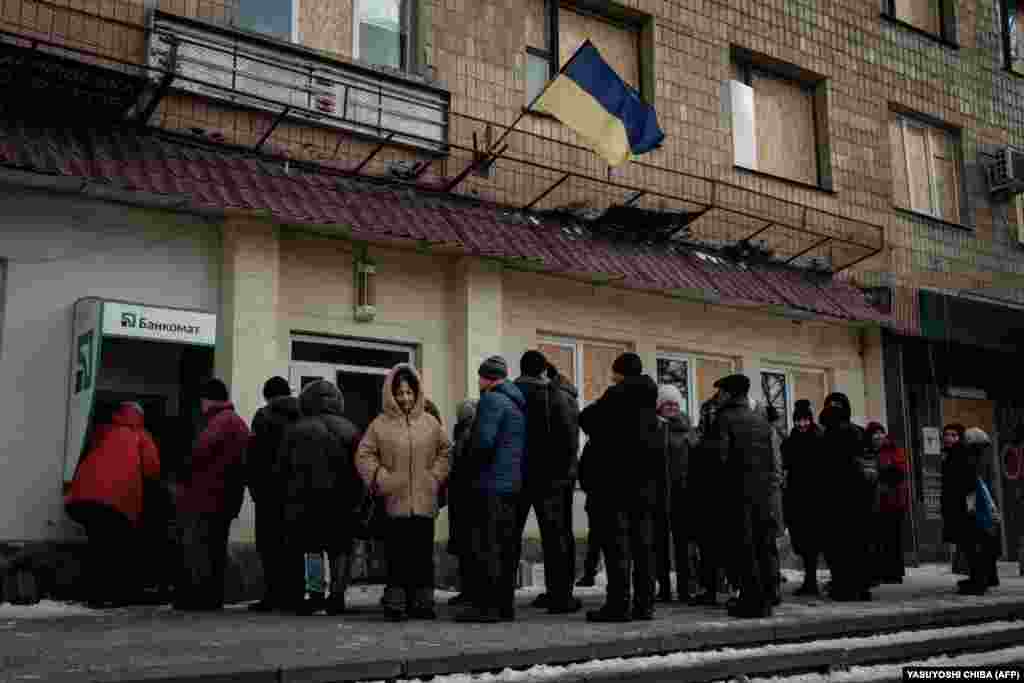 Поскольку магазины принимают только наличные, люди должны стоять в очереди у одного из двух работающих банкоматов. Один из ожидающих — 47-летний таможенник Александр Тимошенко, который говорит, что не переживает о наступлении россиян. «Я разговаривал с военными, и они сказали: «Не беспокойтесь об этом. Ситуация под контролем».