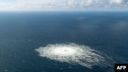 Гасните меури од гасоводот Северен тек 2 се издигнуваат на површината на Балтичкото Море, во близина на Борнхолм, Данска, на 27 септември 2022 година.