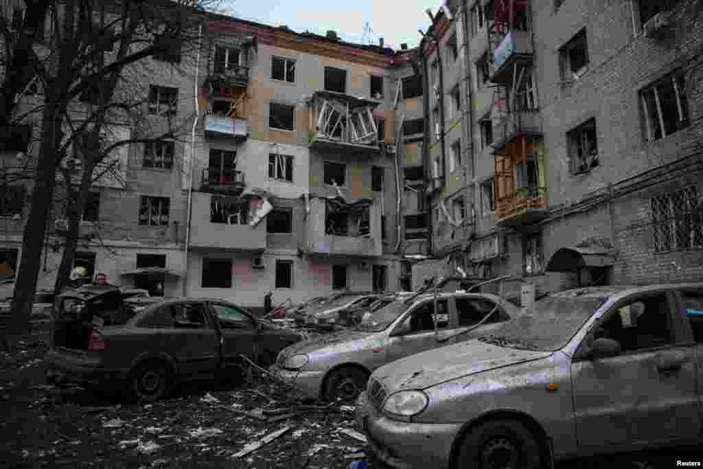 Пошкоджений житловий будинок в центрі Харкова. Напередодні президент Росії Володимир Путін пообіцяв нові удари по Україні, нібито через обстріл Бєлгорода 30 грудня. «Суспільне» з посиланням на джерела повідомило, що удари по Бєлгороду завдали українські військові, а їхніми цілями були військові й промислові об’єкти. Джерело видання «Українська правда» у спецслужбах стверджує, що українська армія атакувала військові об’єкти, проте через невмілі дії російської ППО уламки ракет впали в центрі міста. Незалежно перевірити дані щодо обстрілу поки що неможливо