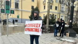 Журналист Идрис Юсупов на пикете в Махачкале
