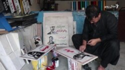 د سیف الله کلا هنرمند پر کاڼو انځورونه جوړوي