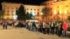 Muzeul Național de Artă al României, situat pe Calea Victoriei în fostul Palat Regal, va rămâne închis în 2024. În imaginea de mai sus, făcută în 2015, sunt oamenii care au stat ore bune la coadă ca să vadă expozițiile de pictură.